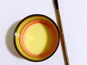 这个时候我们来准备蛋黄水：蛋黄加四分之一蛋白加15克水搅拌均匀，再过滤一遍，一会儿刷月饼用！