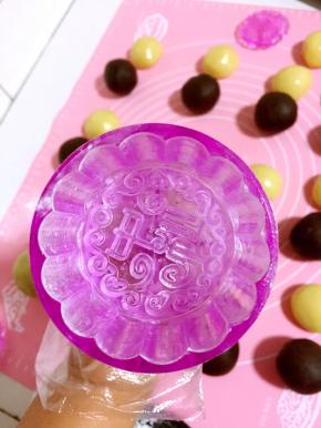 月饼模具提前清洗干净擦干水分，在里面撒少许玉米淀粉，再轻轻的磕一下，把里面多余的玉米淀粉磕出来，这样做月饼的时候就会很轻松的脱模了！