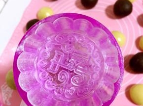 月饼模具提前清洗干净擦干水分，在里面撒少许玉米淀粉，再轻轻的磕一下，把里面多余的玉米淀粉磕出来，这样做月饼的时候就会很轻松的脱模了！