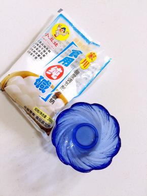 首先我们来制作枧水：1克食用碱加4克清水搅拌均匀，制作成枧水，也可以直接去买现成的枧水！