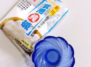 首先我们来制作枧水：1克食用碱加4克清水搅拌均匀，制作成枧水，也可以直接去买现成的枧水！