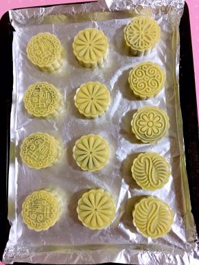 全部做好，若感觉表皮有点干可少许喷点水！（这个时候可以把烤箱提前200度预热10分钟！）记得烤箱一定要提前预热哦，因为月饼入烤箱后需要高温烘烤快速定型，温度太低，容易引起月饼侧面鼓起，就是大家常说的鼓腰。
