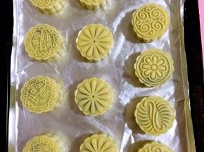 全部做好，若感觉表皮有点干可少许喷点水！（这个时候可以把烤箱提前200度预热10分钟！）记得烤箱一定要提前预热哦，因为月饼入烤箱后需要高温烘烤快速定型，温度太低，容易引起月饼侧面鼓起，就是大家常说的鼓腰。