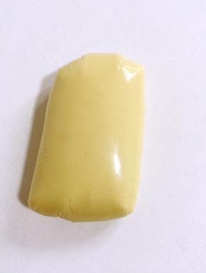 包上保鲜膜，室温静置2个小时左右！静止时间不宜过长，两个半小时最佳。若醒面时间不够或醒面时间太久月饼容易泄脚。