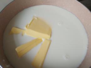 将牛奶、糖、黄油，放入锅中