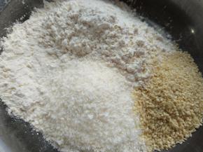 糯米粉放入不粘锅中，炒至微微变黄，冷却后与芝麻和椰蓉放在一起备用