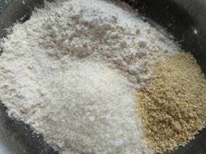 糯米粉放入不粘锅中，炒至微微变黄，冷却后与芝麻和椰蓉放在一起备用