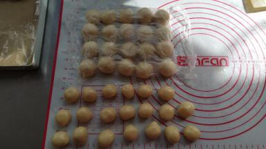 油酥材料混合，将油酥和油皮分别分成20份，覆盖保鲜膜，静置15分钟