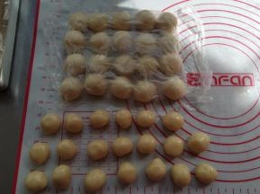 油酥材料混合，将油酥和油皮分别分成20份，覆盖保鲜膜，静置15分钟