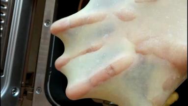 将水油皮的所有材料放入面包机中，揉至出手套膜，放在保鲜袋中静置45分钟