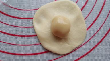 取一个油皮，包入一个油酥