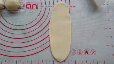 取一个剂子，擀成牛舌状