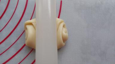 用擀面杖从中间压一下