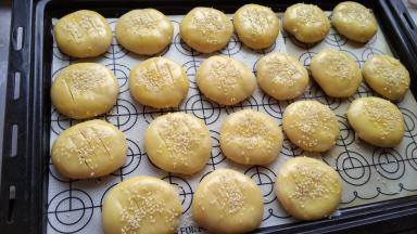 撒层芝麻，放入预热好的烤箱，上下火160度，中下层，20分钟