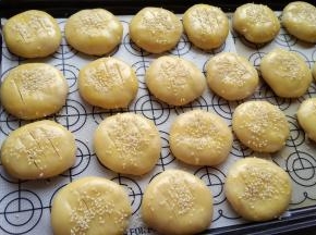 撒层芝麻，放入预热好的烤箱，上下火160度，中下层，20分钟