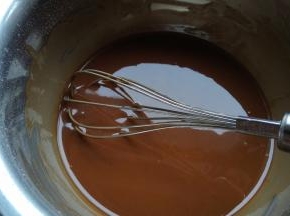 玉米油加热至有纹路后，杀入低筋面粉和可可粉，拌匀后冷却备用