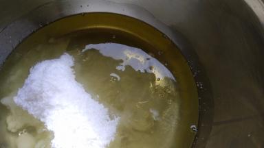 将细砂糖90g放入蛋清中