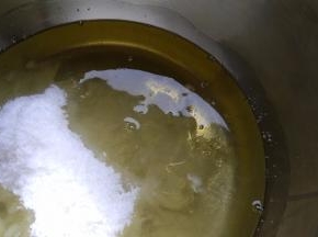 将细砂糖90g放入蛋清中