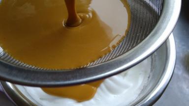 将可可面糊过筛至蛋白中，拌匀