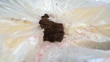 烤蛋糕的过程制作奥利奥奶油馅，将奥利奥饼干装在保鲜袋中，用擀面杖擀碎