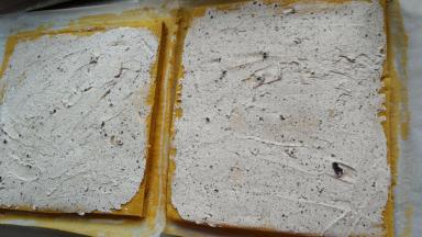 蛋糕卷烤好冷却后，将奥利奥奶油馅涂到蛋糕胚中