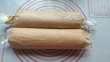 借助擀面杖卷起，冰箱冷藏定型