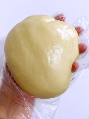 筛入中筋粉，揉成光滑的面团！（有点儿粘手，我带着一次性手套揉的！）