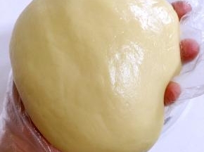 筛入中筋粉，揉成光滑的面团！（有点儿粘手，我带着一次性手套揉的！）