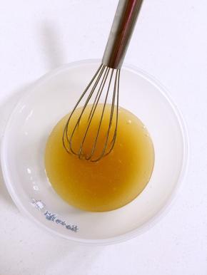 用手抽搅拌均匀，让转化糖浆，玉米油和枧水充分混合均匀备用！