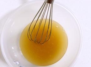 用手抽搅拌均匀，让转化糖浆，玉米油和枧水充分混合均匀备用！