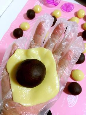 把揉好的豆沙馅儿放在面皮的中间！