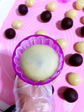 放在月饼模具中，用手按压一下，按平！