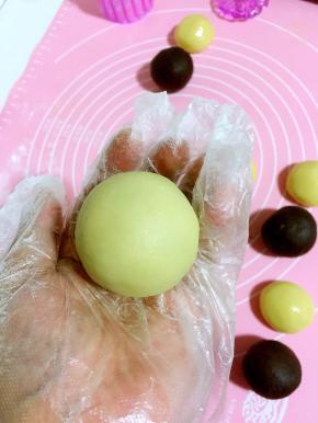 再轻轻的揉成椭圆形！