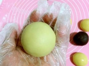 再轻轻的揉成椭圆形！