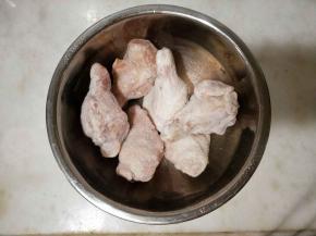 冷冻鸡翅根常温解冻。