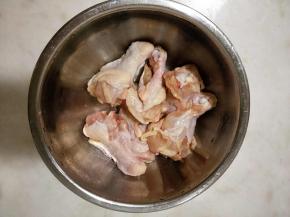 鸡翅根解冻后洗干净，用牙签在翅根上扎一些小洞，便于入味。