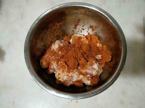 加入奥尔良腌料和少许水。