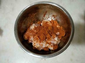 加入奥尔良腌料和少许水。