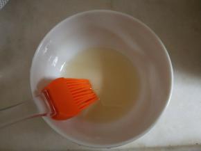 蜂蜜加适量清水拌匀。