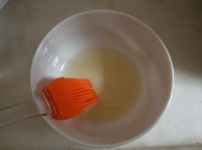 蜂蜜加适量清水拌匀。