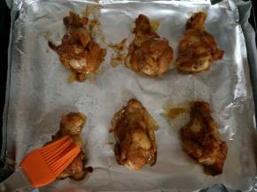 刷在鸡翅根上。再放入烤箱继续烤15分钟。