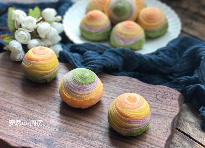 纯天然彩虹蛋黄酥