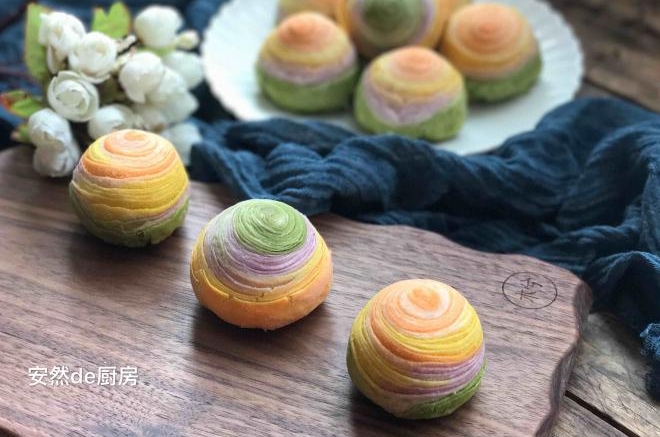 纯天然彩虹蛋黄酥