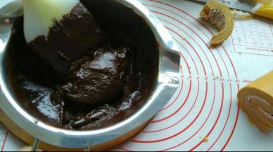 巧克力+淡奶油B隔水加热至巧克力融化，稍稍冷却后，涂在蛋糕上