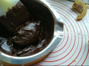 巧克力+淡奶油B隔水加热至巧克力融化，稍稍冷却后，涂在蛋糕上