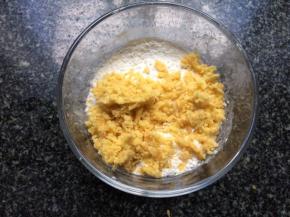 捣碎加入面粉内