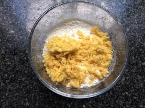 捣碎加入面粉内