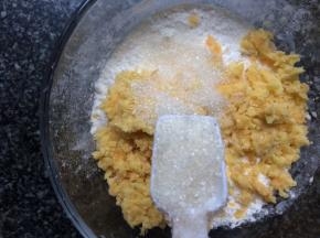 加入白糖和水搅拌