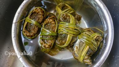 清蒸之前需要清洗一下，清洗的时候千万不要拆开草绳