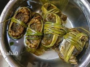 清蒸之前需要清洗一下，清洗的时候千万不要拆开草绳